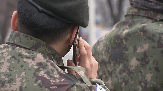 軍 휴대전화 사용 시범기간 연장…소통 개선됐지만 일탈은 고민