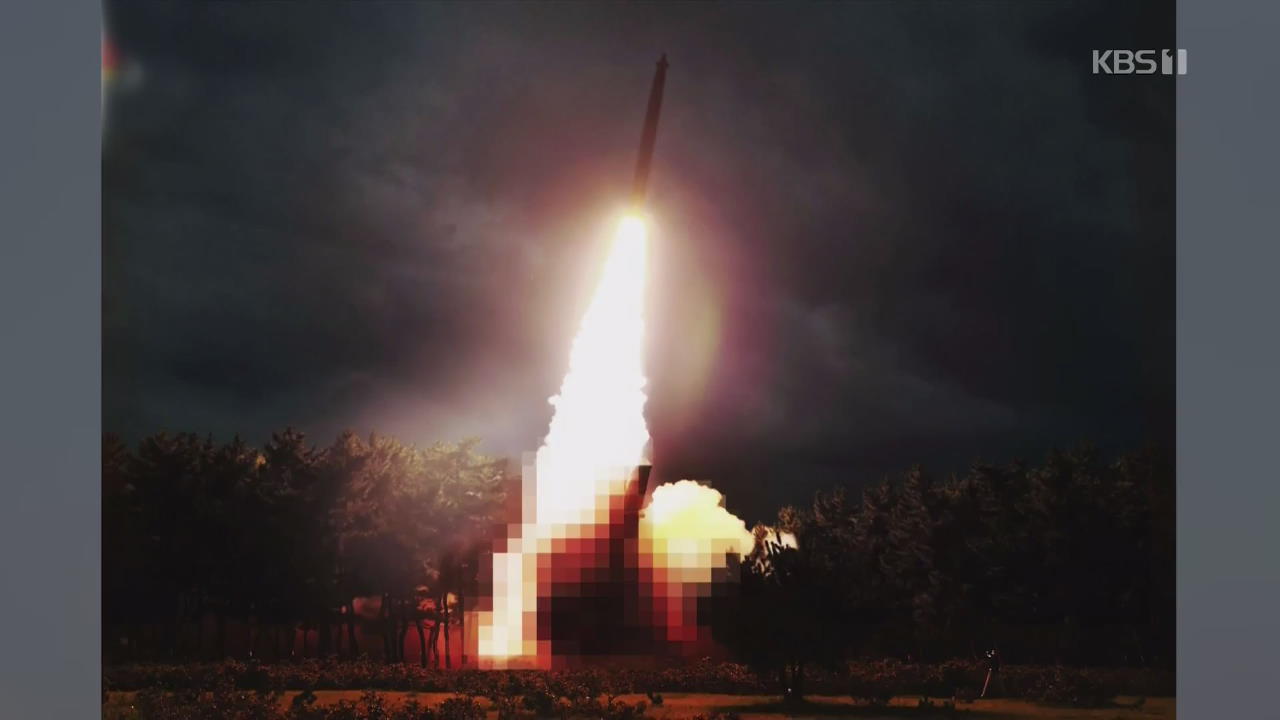 북한 “신형 대구경 조종 방사포 시험 사격”…軍 “미사일”