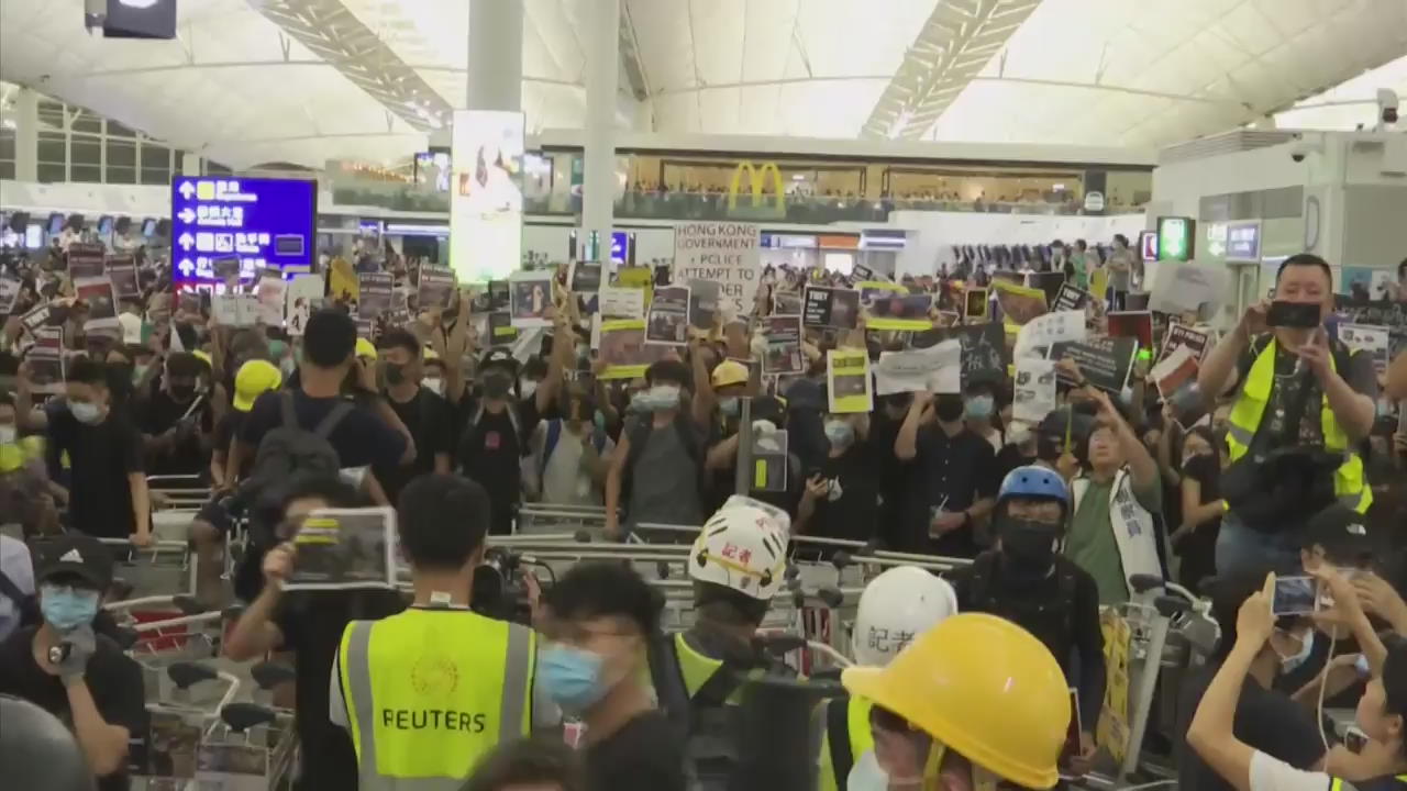 홍콩 공항 이틀째 ‘항공 대란’…“접경 지역으로 군 이동”
