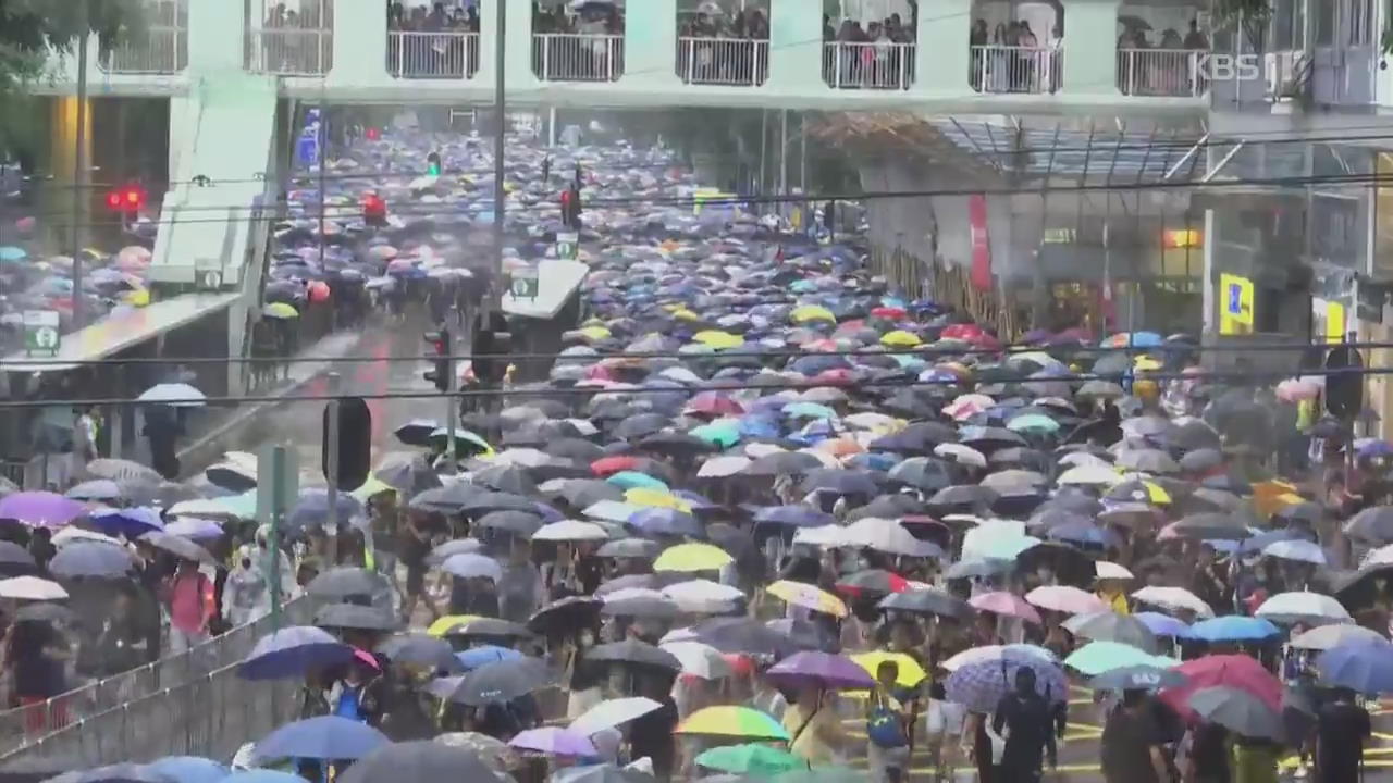 “민주화가 미래”…홍콩, 빗속에도 대규모 시위 행렬