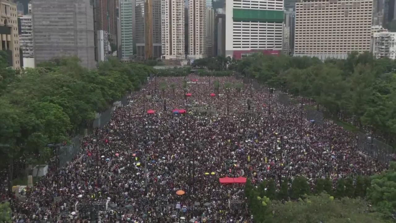 홍콩 170만 시민 거리로…‘中 무력 진압’ 우려 여전