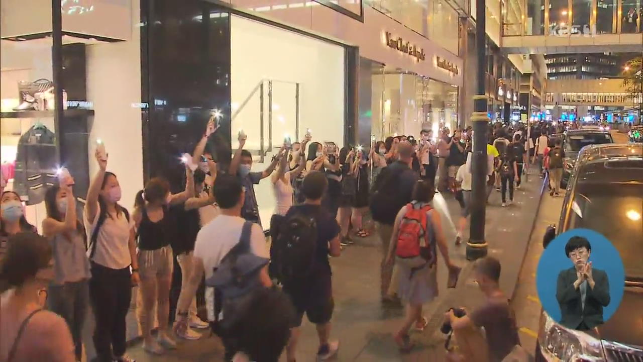 홍콩 ‘인간 띠’ 시위…오늘은 ‘공항 길 끊기’ 예고