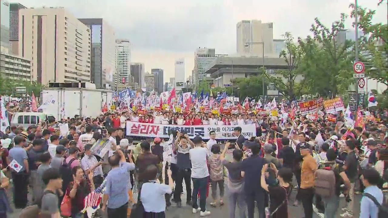 한국 “조국 사퇴”…민주 “아베 도우미”