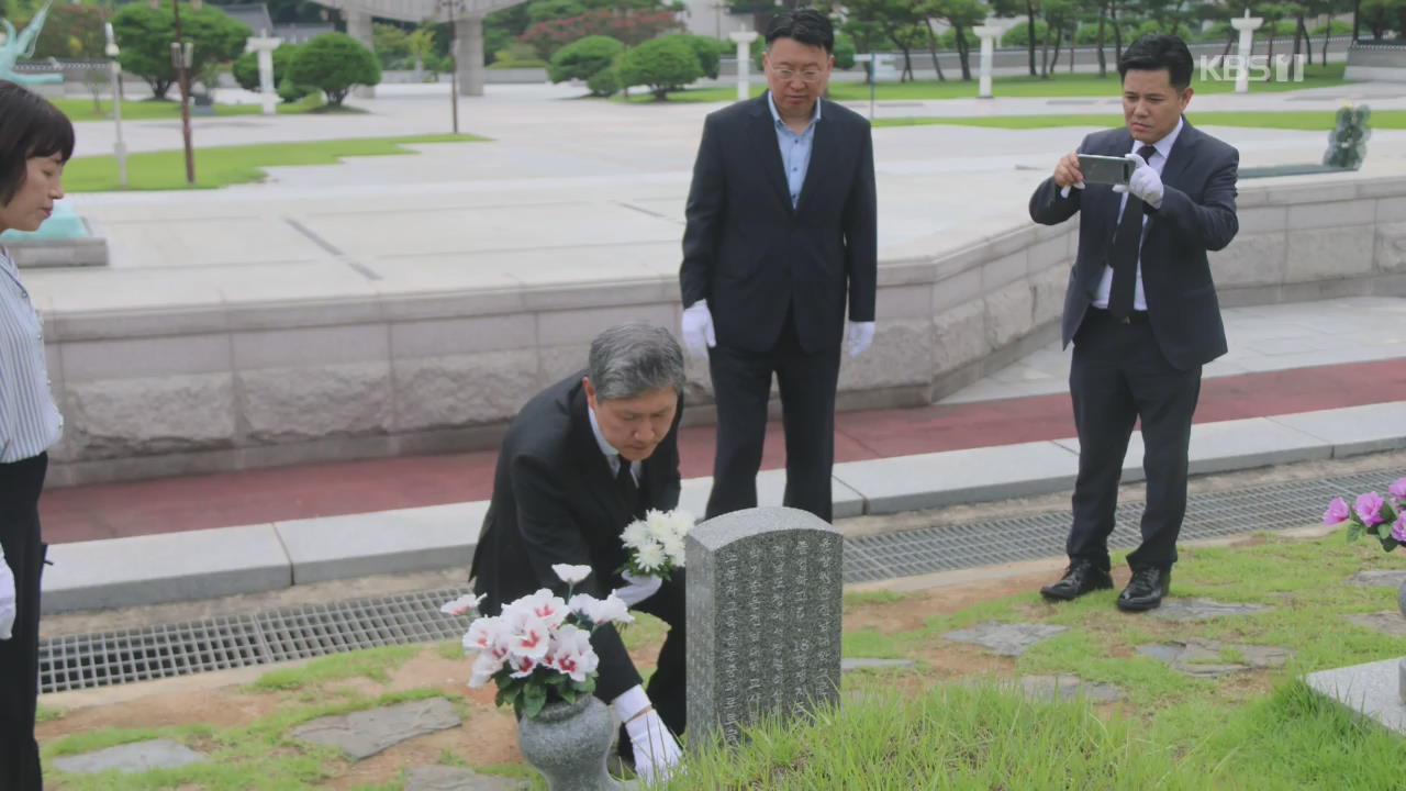 노태우 전 대통령 아들, 5·18 묘지 참배 ‘유족에 사죄’