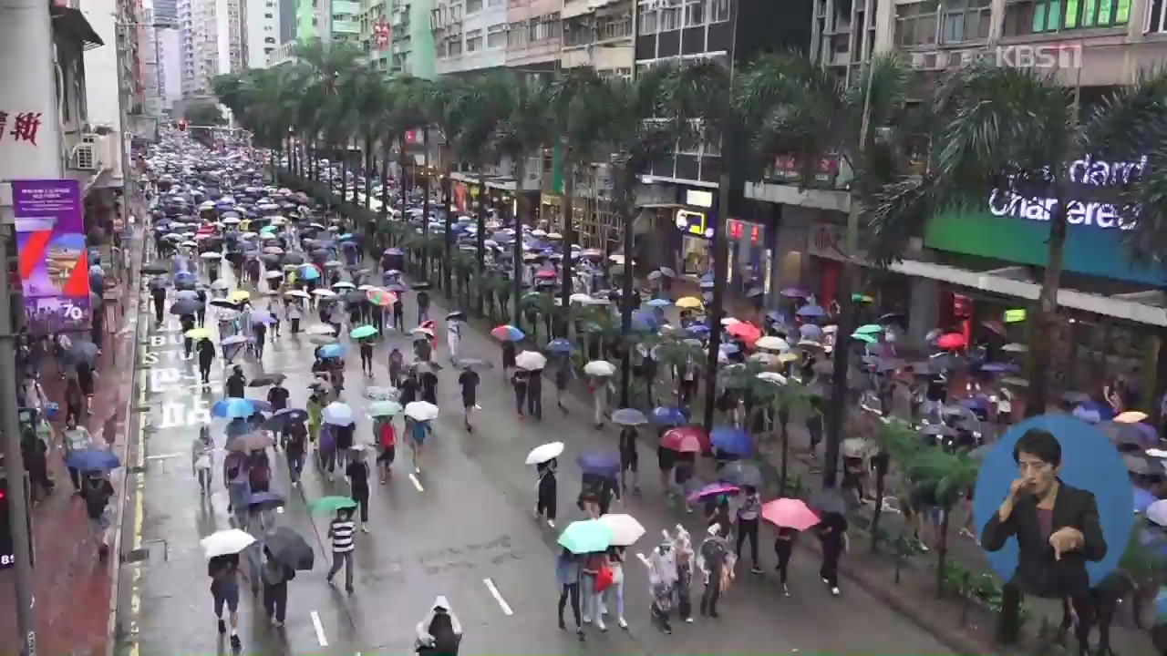‘복면 금지법’에 홍콩 시위 격화…중국군 ‘경고 깃발’