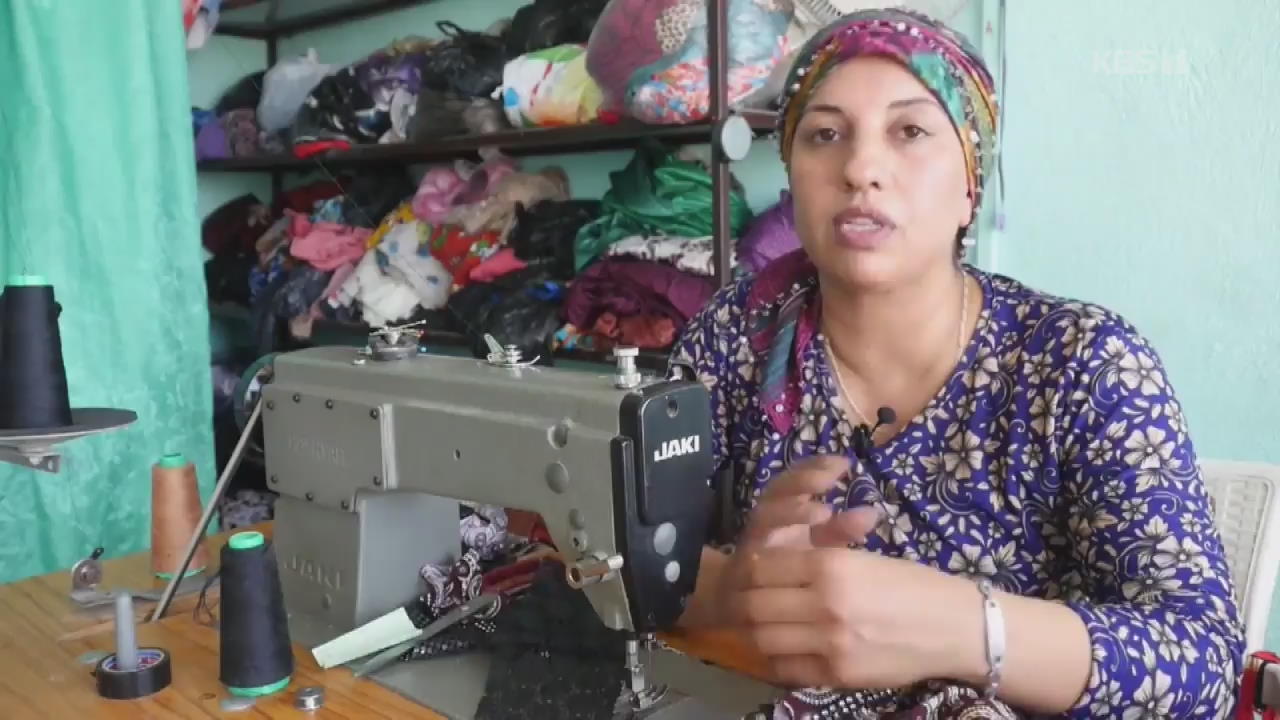 난민 수용소에서 재능 기부하는 시리아 여성