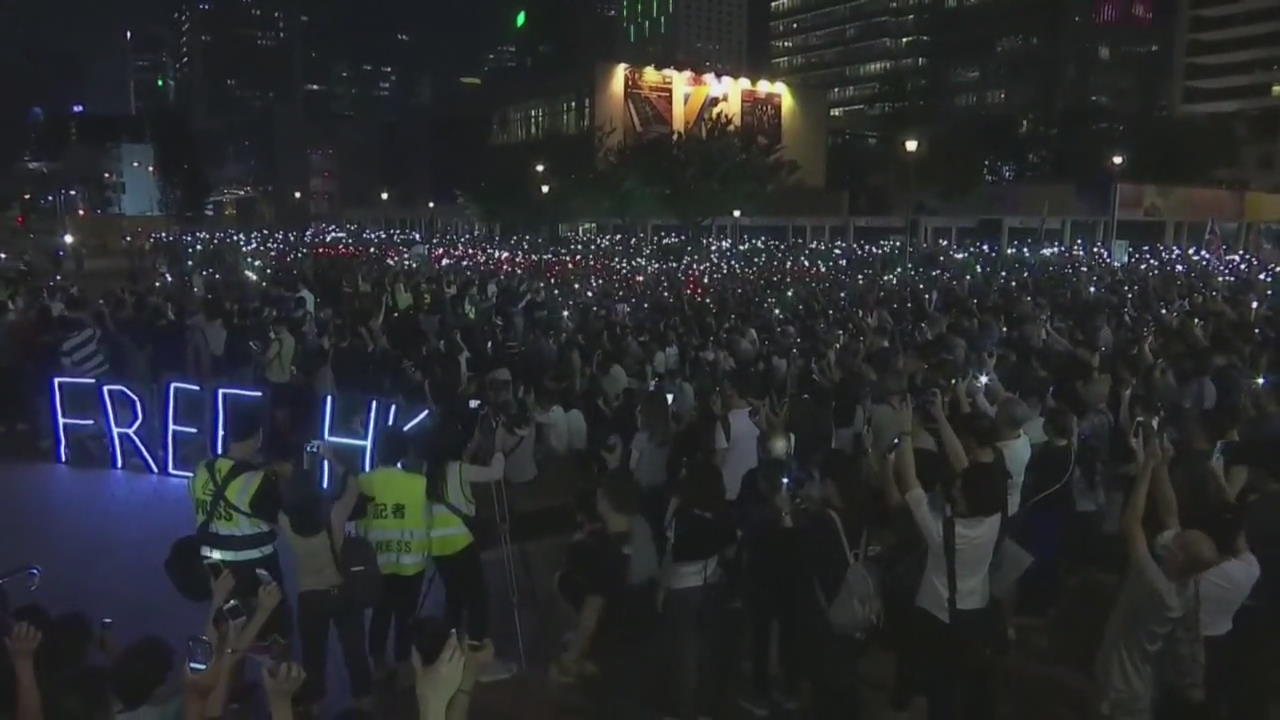 홍콩 ‘복면금지법’ 불복종 시위…시가전 방불 밤새 충돌