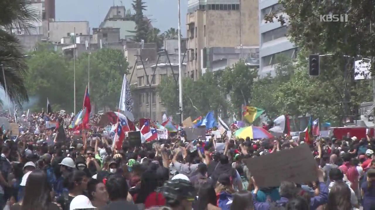 칠레 복지 개선안 내놨지만…수십만 명 반정부 시위