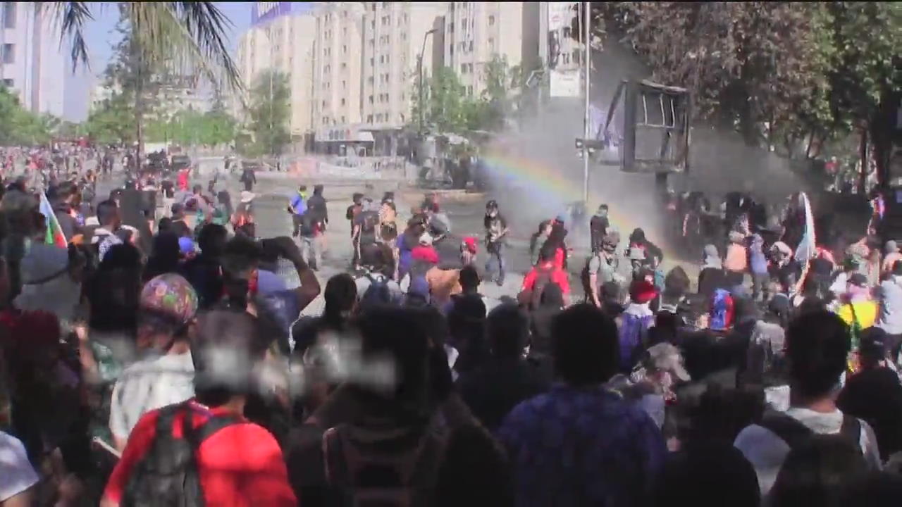 [지구촌 포토] 칠레 격렬한 시위 속 물대포가 쏘아올린 한 줄기 무지개