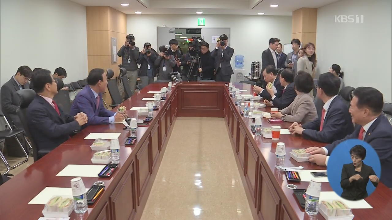 민주 “패스트트랙 법안 일정대로”…한국 “의원직 총사퇴 검토”