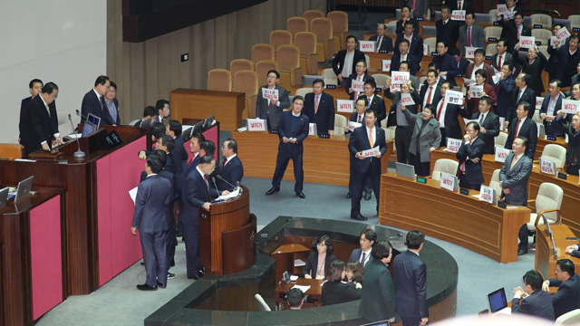 국회, 내년도 예산안 의결…한국당 “4+1 세금 도둑, 홍남기 탄핵소추”