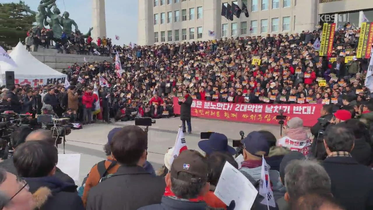 “선거법 반대” 보수 시위대 국회 난입…황교안 “여러분의 승리”