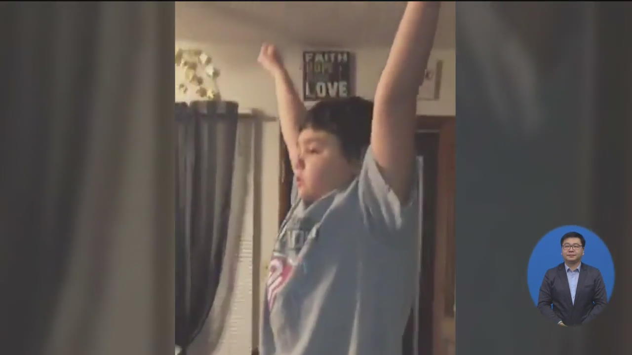 [지구촌 Talk] 투병 끝에 암 이겨낸 9살 소년 ‘기쁨의 눈물’