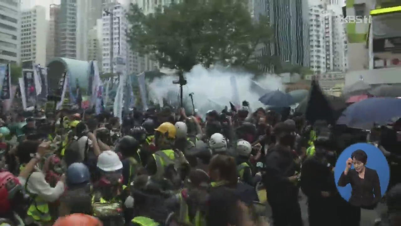 홍콩 새해 첫날 최루탄 연기 속에…“100만 시민 거리로”