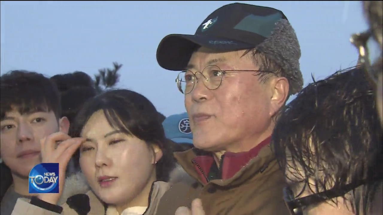 PRESIDENT CLIMBS MOUNTAIN WITH CITIZENS