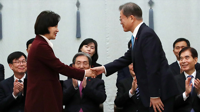 文 “검찰 개혁 큰 진통 겪으며 진행중”…추미애 “여러번 찌르는 건 명의 아냐”