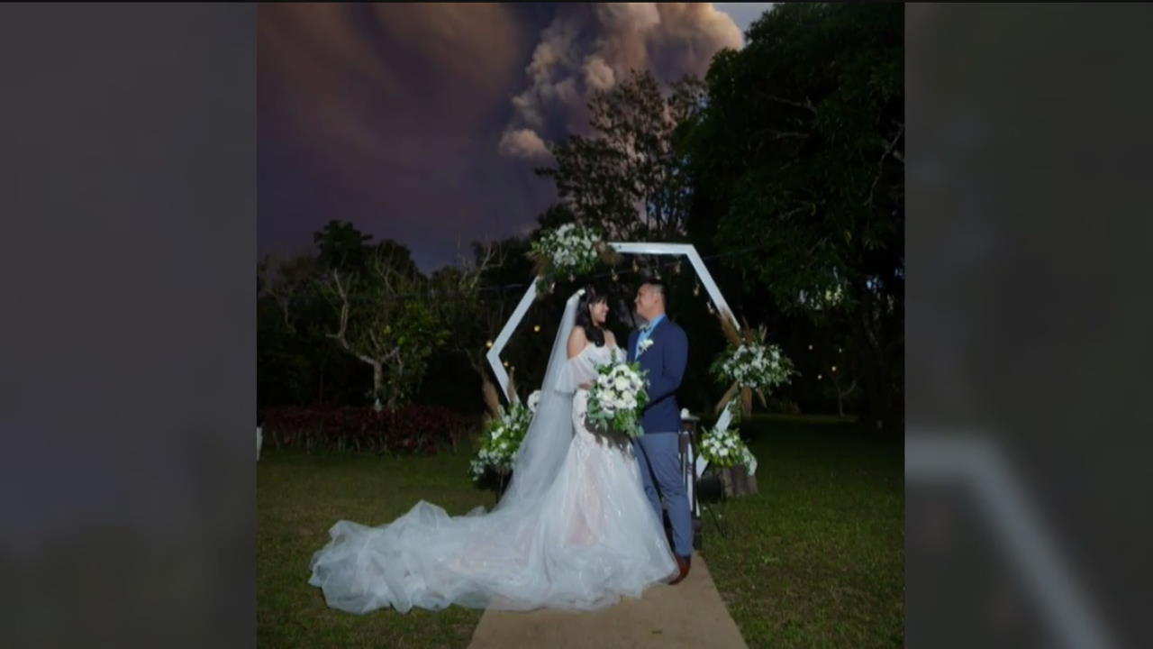 [지구촌 포토] 필리핀 화산 폭발 배경으로 결혼식 올린 부부