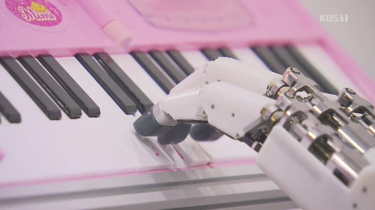 피아노 치는 섬세한 로봇 손…상용화 성큼