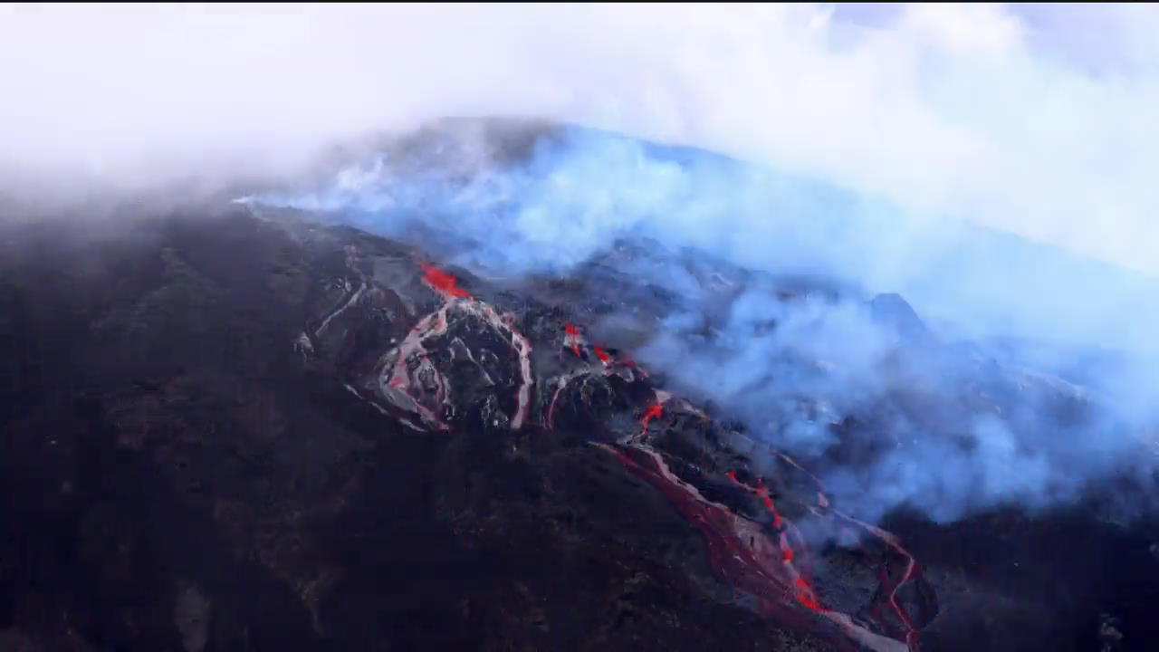 [지구촌 포토] 붉은 용암 흘러내리는 프랑스 피통드라푸르네즈 화산