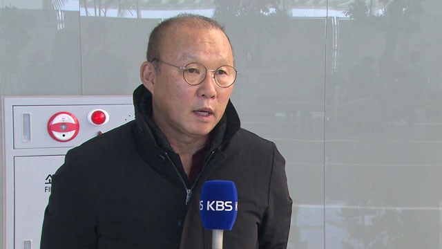박항서 감독이 23일 인천공항을 통해 베트남으로 출국하기 전 KBS 취재진과 인터뷰하고 있다.