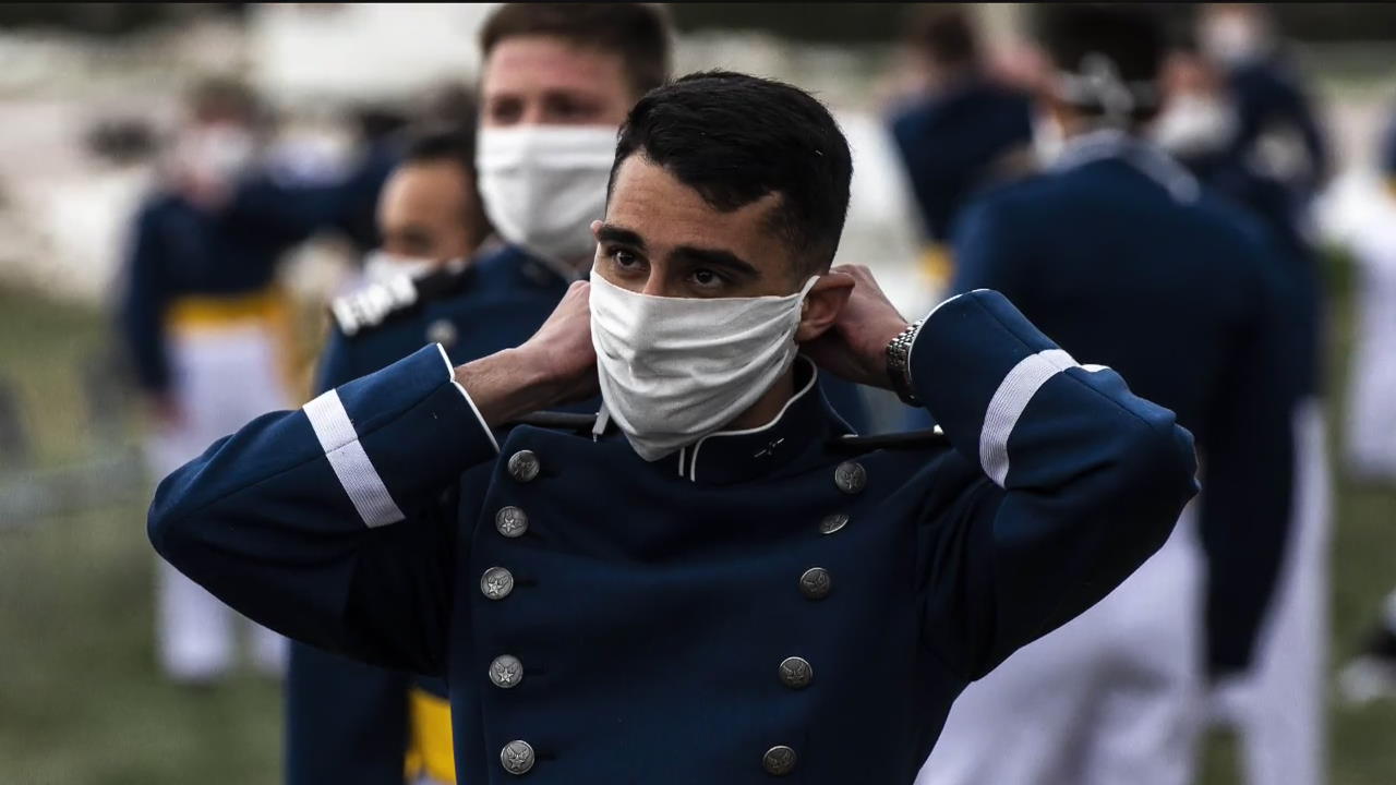 [지구촌 포토] 미국 콜로라도 공군사관학교서 마스크 낀 채 졸업식