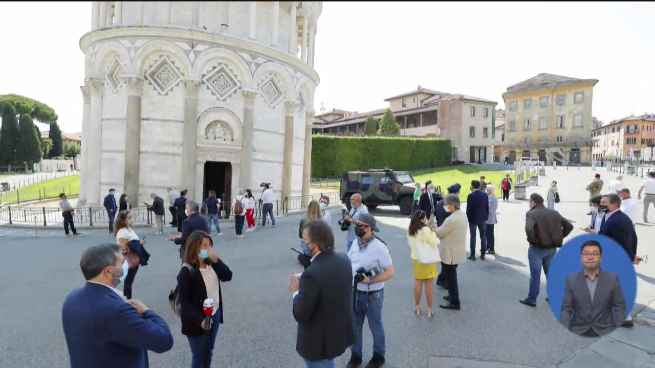 [지구촌 Talk] 이탈리아 ‘피사의 사탑’ 재개방…거리 두기 위한 장치 착용