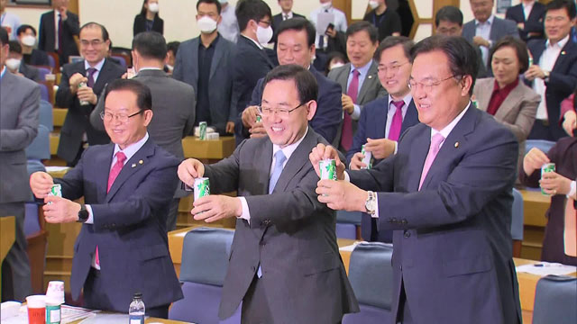 미래통합당 의원들이 오늘(4일) 의원회관 회의실에서 사이다 캔을 열고 있다.