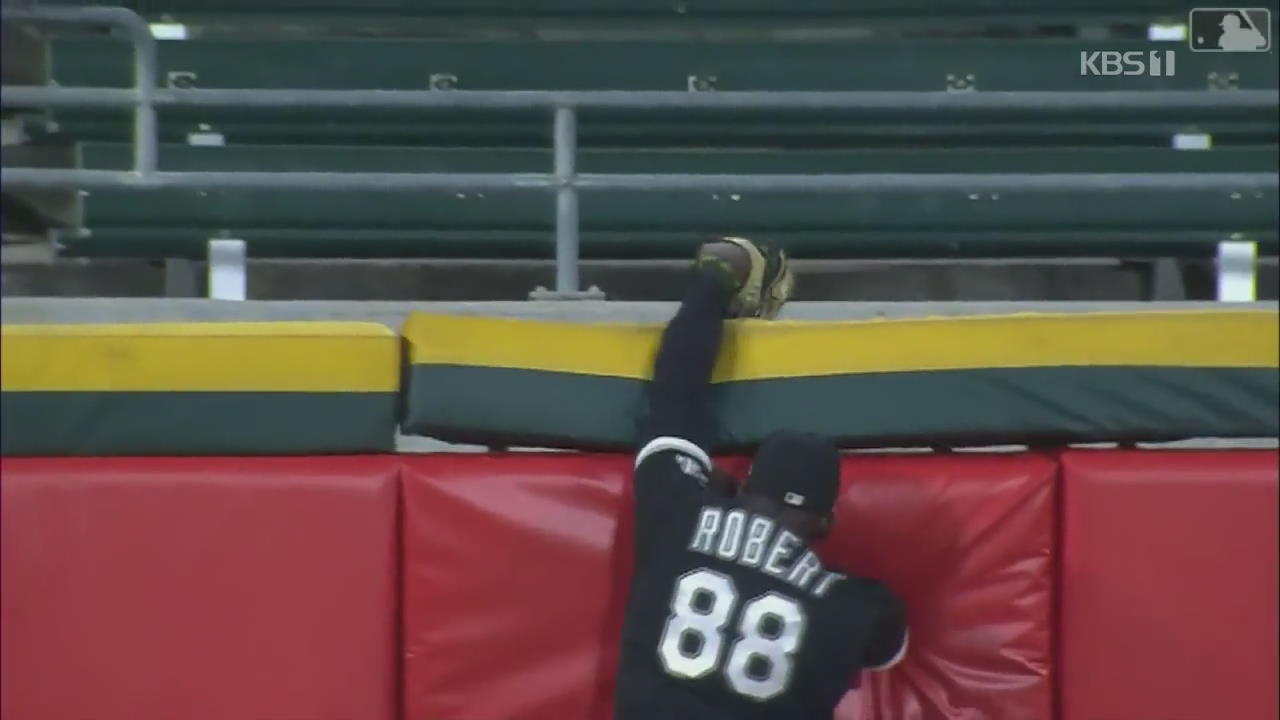 [오늘의 영상] 공과 사라진 글러브…홈런! 