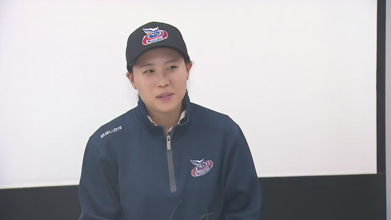 男아이스하키팀 최초 여성 골리 코치 신소정, “자신 있습니다”