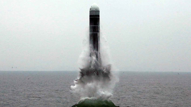 지난해 10월 북한이 공개한 신형 잠수함발사탄도미사일(SLBM) '북극성-3형' 시험 발사 장면