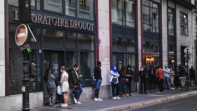 파리 시내 사설 검사소 앞에 줄 선 시민들 (사진: 연합뉴스)