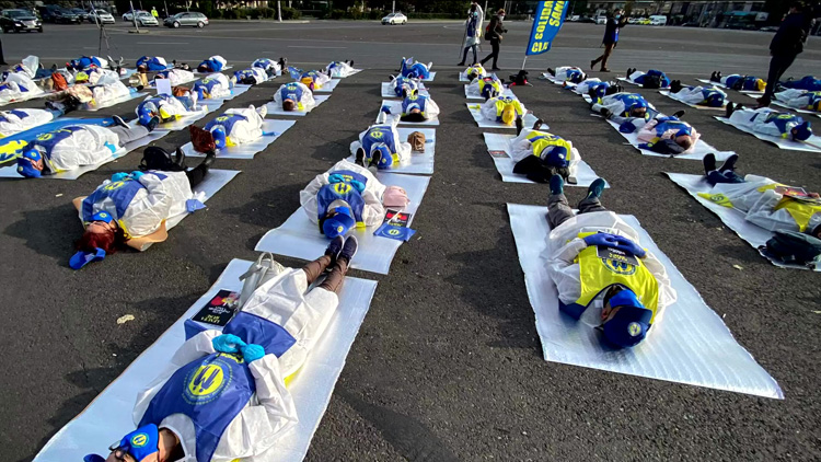 [지구촌 포토] 루마니아 의료종사자들, 거리에 누워 시위