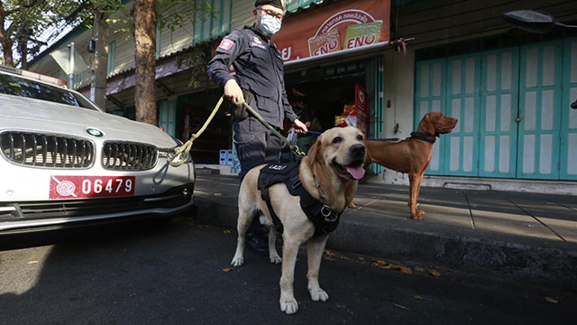 방콕 경찰이 마약탐지견을 동원 다수의 사망자들이 나온 지역에서 검문을 벌이고 있다. [사진 방콕포스트]