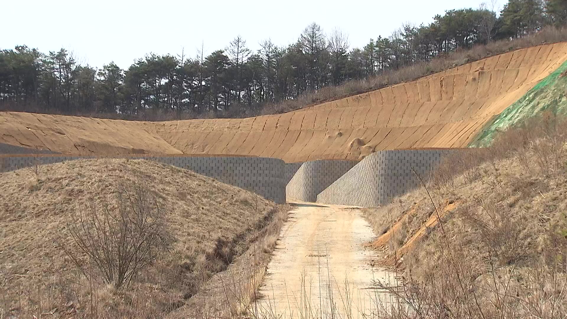 농지 조성한다더니 산 깎고 돌 쌓고…관리·감독 구멍