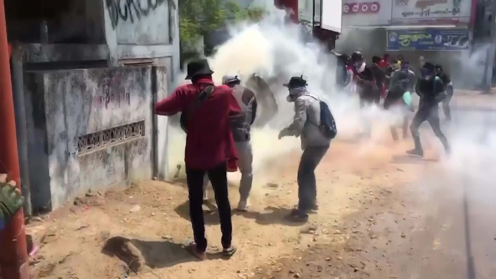 젖은 담요로 최루탄 덮는 미얀마인들…韓 최루탄 수출 중단