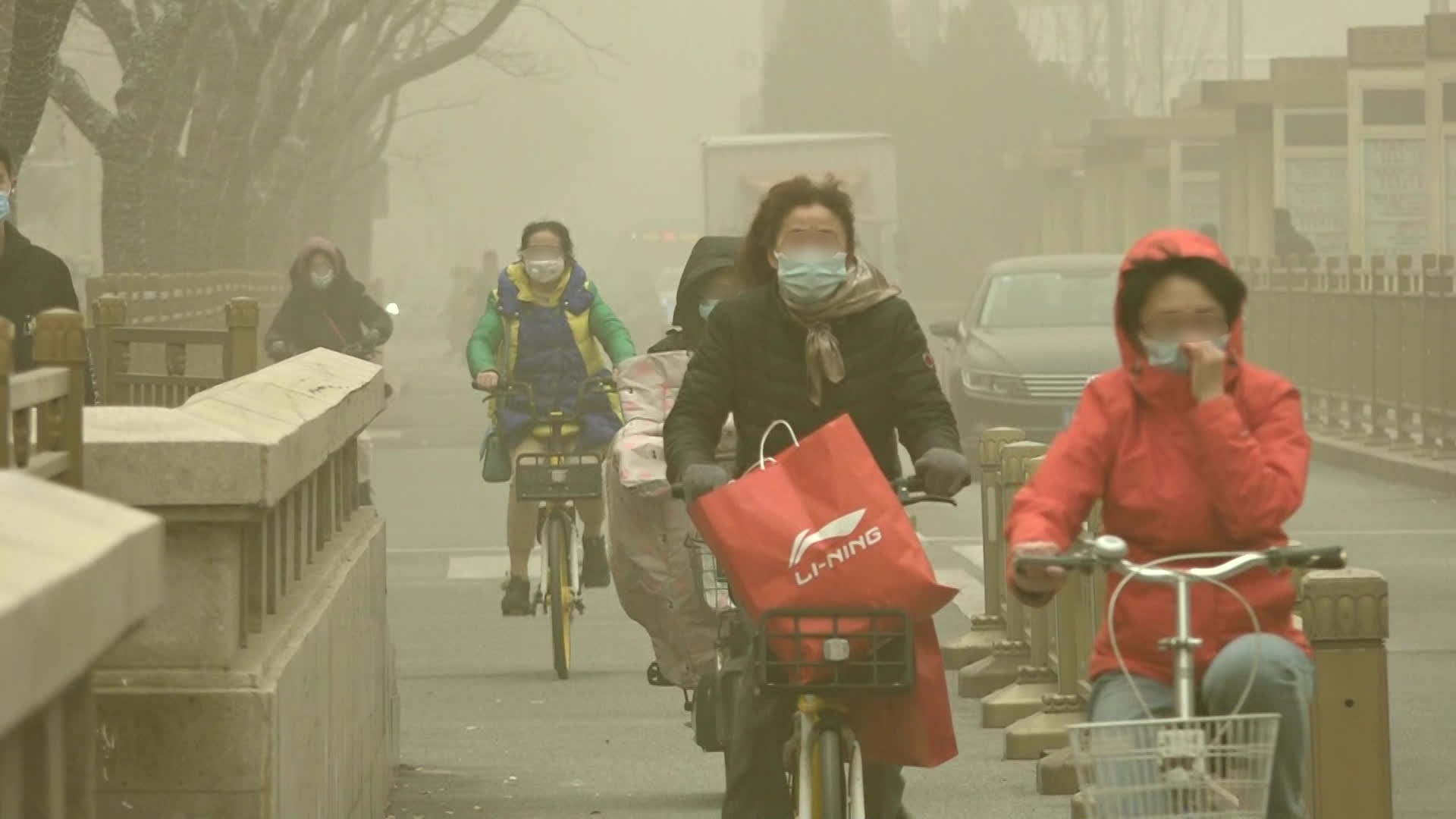 중국, 10년만의 최악 황사에 대기 오염↑