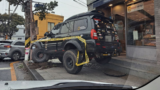 지난 20일 제주시 조천읍 함덕리 한 도로에서 SUV가 인도로 돌진해 상가 벽면 등이 파손됐다.