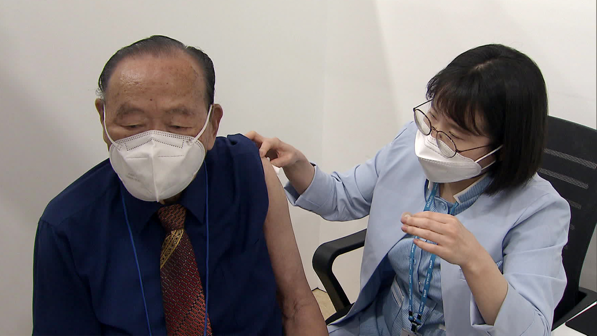 103세 어르신도 백신 접종 “걱정할 게 하나도 없어요”…보건의료단체장도 공개 접종