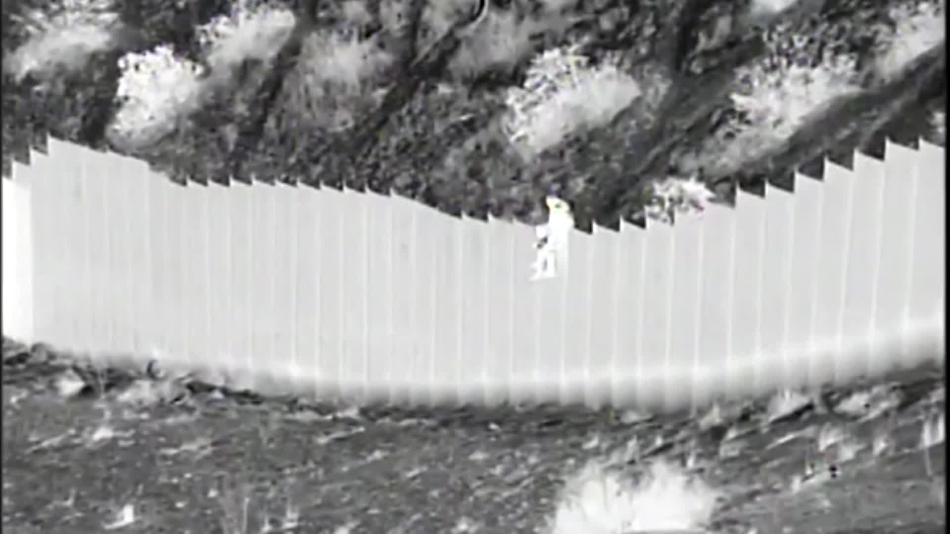 4m 높이 장벽서 던져진 자매…국경 넘는 아이들 급증