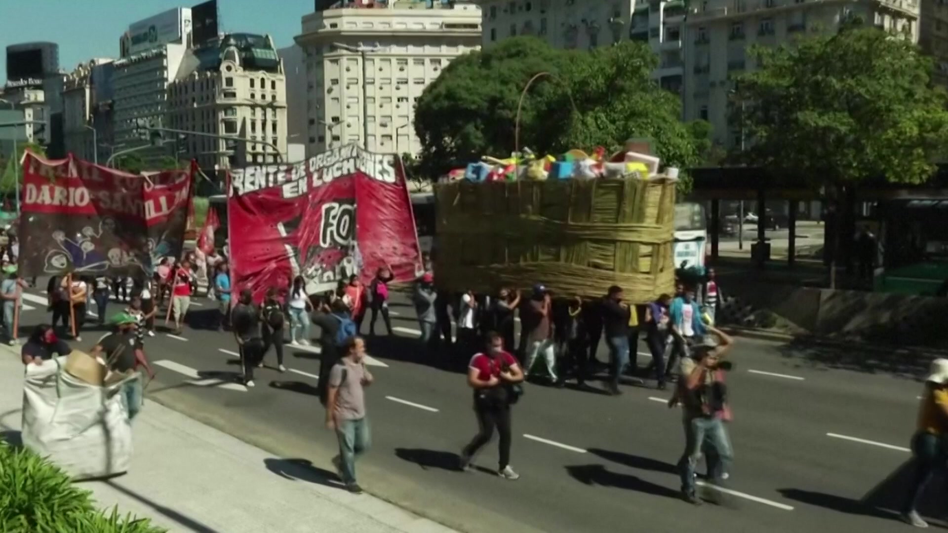[지구촌 포토] 아르헨티나, IMF사무소 앞에서 ‘대형 장바구니’ 시위