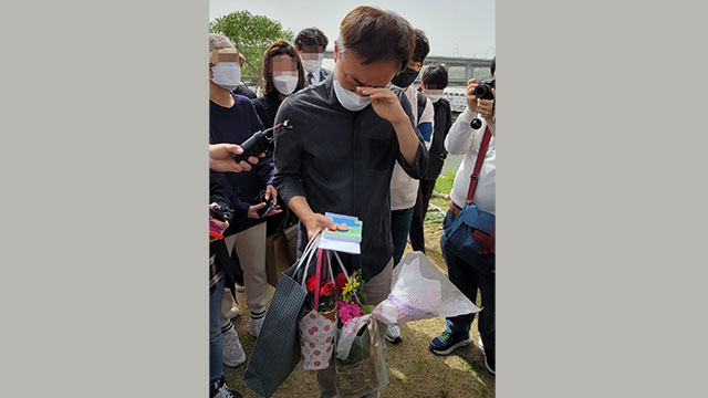 지난 8일(어버이날) 한강공원에서 시민들이 고 손정민 씨의 아버지에게 선물과 편지 등을 전달했다.