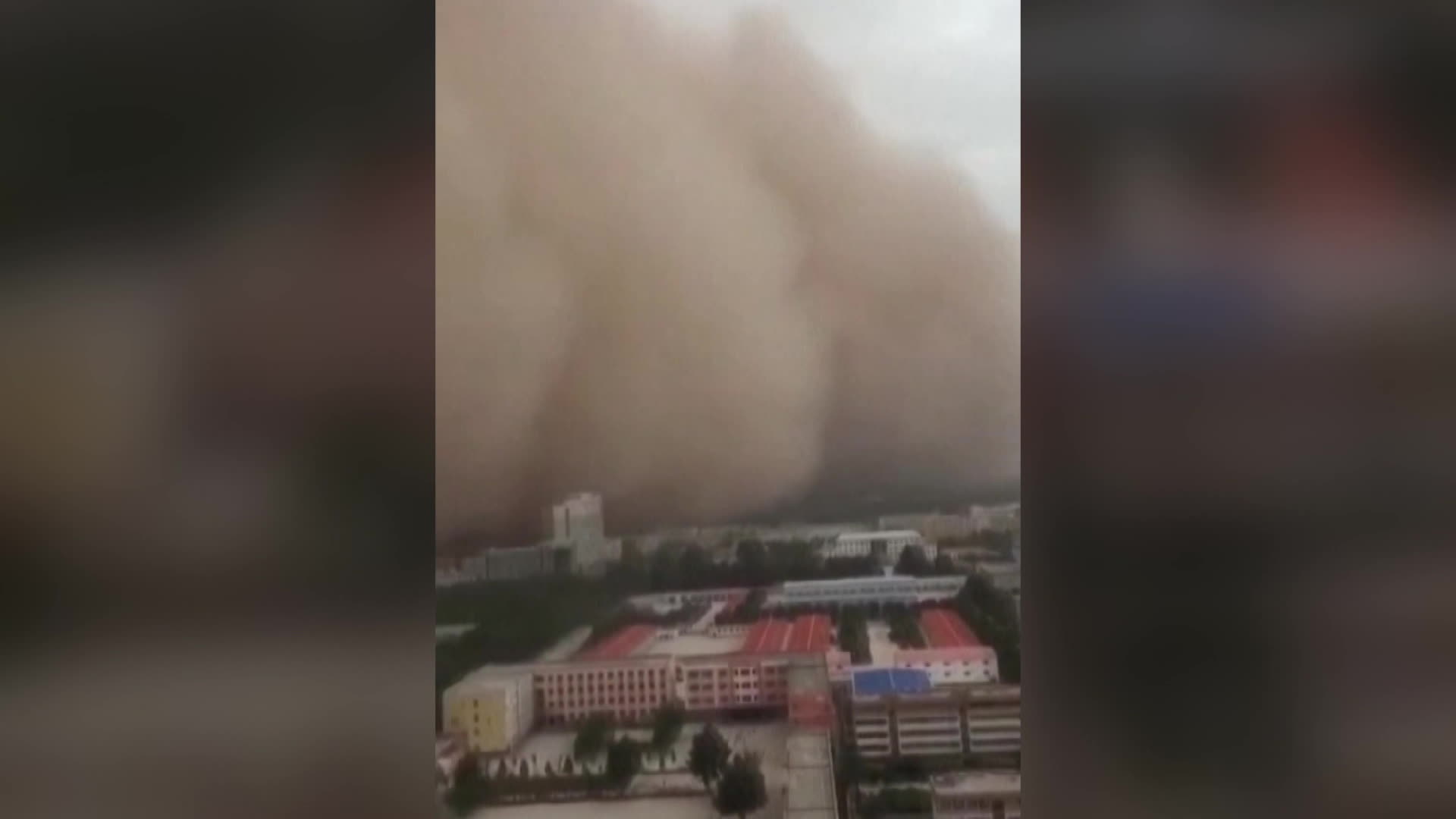 중국, 도심 뒤덮은 모래 폭풍…한때 경보 발령