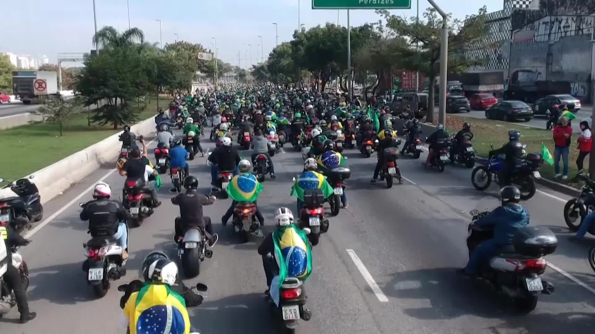 브라질 보우소나루, 또 오토바이 행진…수천 명 참가