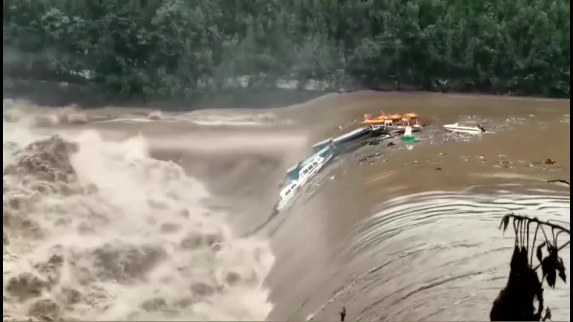 베이징 폭우경보…중국 남부 홍수 이재민 70만 명