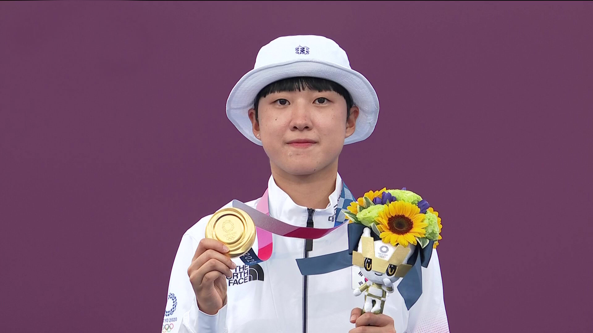 안산, ‘슛오프’ 접전 끝 ‘금메달’…하계 올림픽 첫 3관왕
