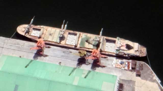 지난달 20일 북한 남포항을 촬영한 위성사진. 150m 길이의 선박 안에 하얀 포대가 가득 실려 있다. 출처 : Maxar Technologies / Google Earth