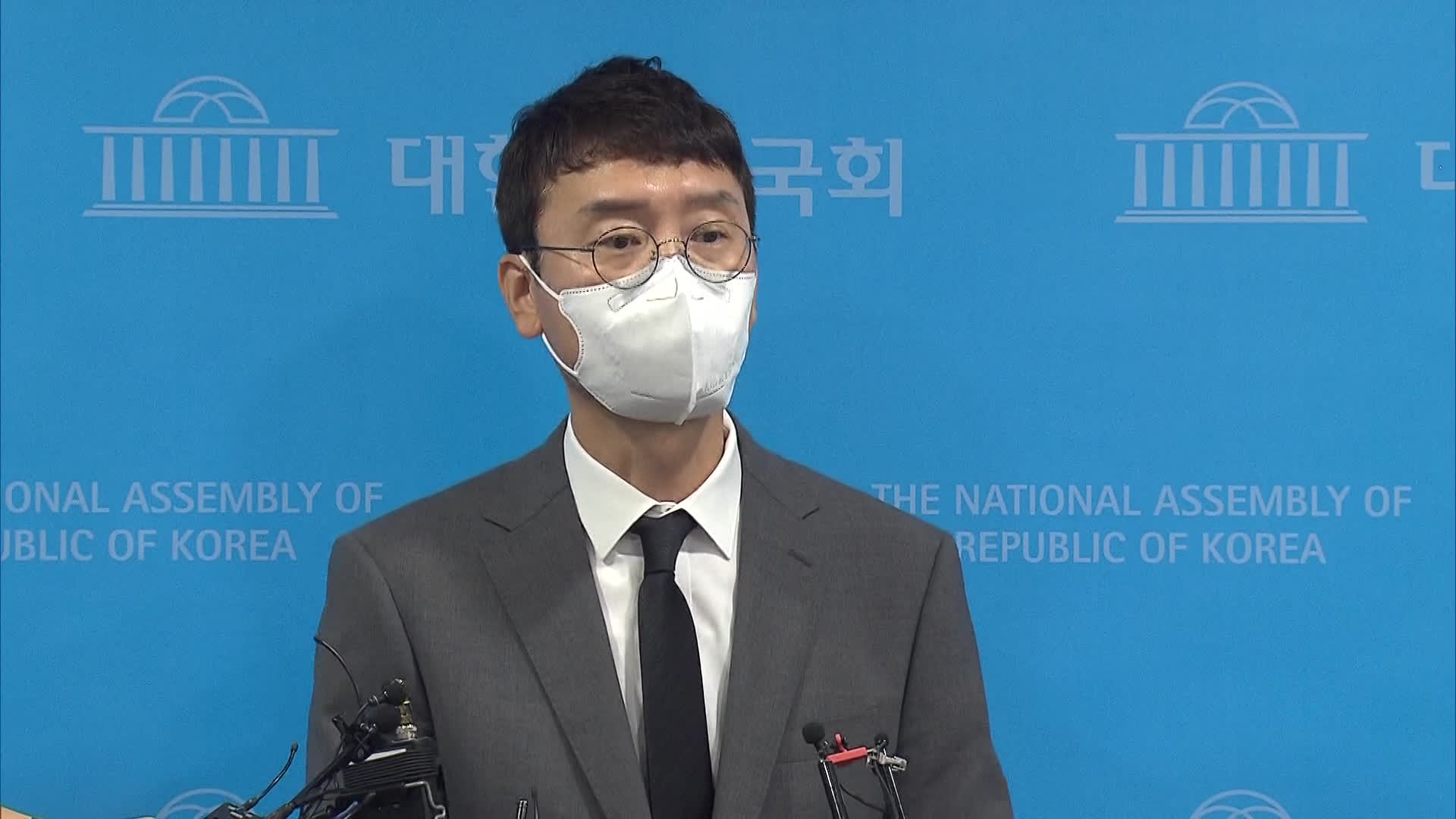 ‘고발사주 의혹’ 김웅, 직접 회견에도 의혹 여전