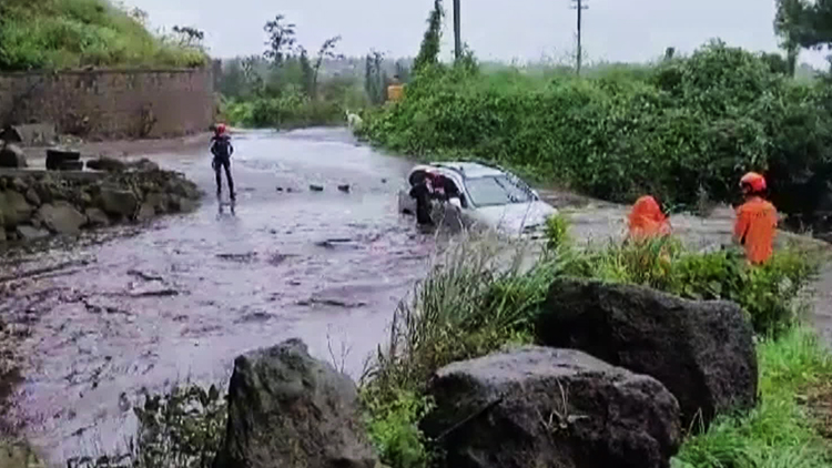 한라산 500mm 넘는 폭우…차 잠기고 건물 침수되고