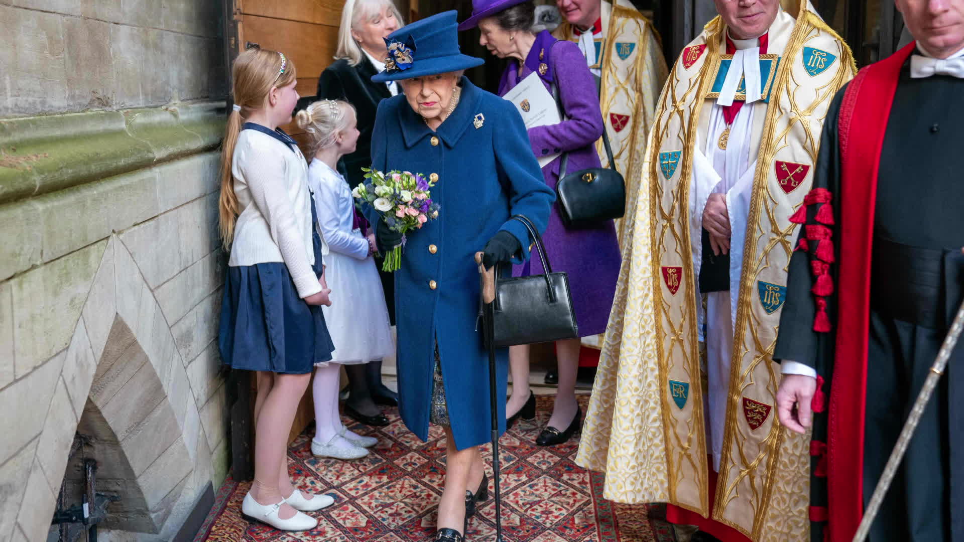 영국 여왕, 주요 공식 행사에서 처음 지팡이 짚어