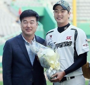 시즌을 마치고 돌아온 김광현과 SSG 대표이사 민경삼 (자료사진)